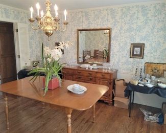 Vintage dining table - 2 more leaves available