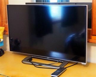 Vizio 32" Smart TV, Model M3211-A2, With HDMI Connection, And Remote, Powers On
