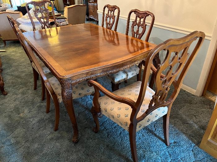 Gorgeous antique dining table, 4 side chairs and 2 captains chairs.....
