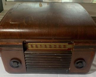 Antique Table Top RCA Victor Victrola Model 65U Record Player / Tube Radio Combo