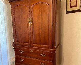 Armoire $200