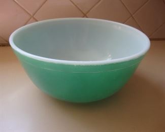 Middle size Pyrex mixing bowl
