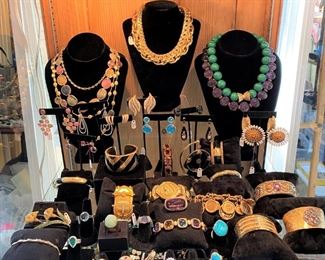 LOVE THIS JEWELRY SHOWCASE!  BEST EVER!