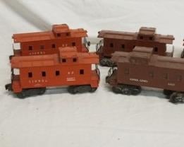 1020 LOT OF 8 LIONEL MODEL TRAIN CABOOSES
