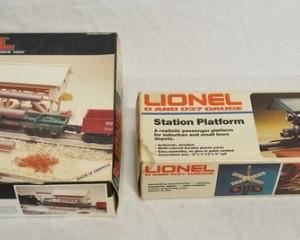 1037 2 LIONEL TRAIN ACCESSORIES KITS O & O27 GAUGE- LUMBER LOAD 6-12774 & STATION PLATFORM 6-2292
