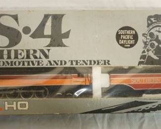 1053 LIONEL HO SOUTHERN PACIFIC DAYLIGHT 5-5600 LOCOMOTIVE & TENDER MODEL IN BOX FOR GS4 NORTHERN 4-8-4 
