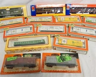 1074 LOT OF MOSTLY LIFE-LIKE HO GAUGE MODEL TRAINS
