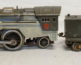 1115 LIONEL STANDARD LOCOMOTIVE 385E  &  TENDER. LOCOMOTIVE APP. 13 1/2 IN L. TENDER HAS SOME PAINT LOSS
