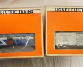 1135 LOT OF 2 LIONEL ELECTRIC TRAINS MODELS. ELECTRIC POWER GENERATOR CAR 6-19825 & C & O HYDRAULIC MAINTENANCE BOXCAR 6-16705
