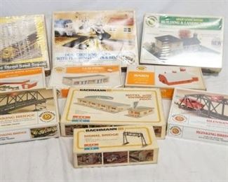 1161 LOT OF 10 BACHMANN TRAIN/BUILDING MODEL KITS 4 OF WHICH ARE SEALED IN BOX
