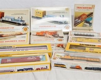 1222 LOT OF BACHMANN MODEL TRAINS & BUILDING KITS
