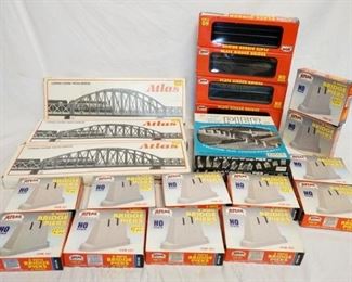 1225 LARGE LOT OF ATLAS HO GAUGE MODEL TRAIN ACCESSORIES, LOT INCLUDES 4 PLATE GIRDER BRIDGES, BRIDGE PIERS, 2 PIER SETS & 3 TRUSS BRIDGES
