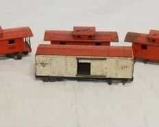 1274 LOT OF 5 AMERICAN FLYER CABOOSES & TRAIN CAR
