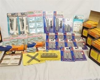 1279 LARGE LOT OF MODEL TRAIN ACCESSORIES INCLUDES LIFE LIKE & ATLAS TRACK, TRACK ADAPTERS, RAIL JOINERS, ETC. FOR N & HO GAUGE
