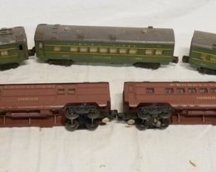 1304	LOT OF 5 LIONEL MODEL TRAINS LOT INCLUDES PENNSLYVANIA, HILLSIDE CHATHAM & MAPLEWOOD TRAIN CARS
