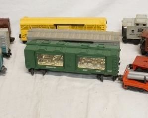 1330	LOT OF LIONEL MODEL TRAINS INCLUDES 8 TRAIN CARS & THREE CABOOSES
