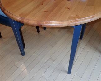 PINE & WOOD TABLE ROUND