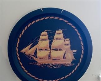 Decorative plate with clipper