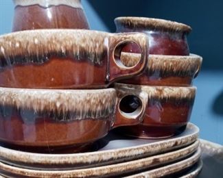 Hull set of 4-plate and mugs