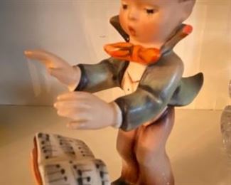 Hummel figurine    approx 3" tall