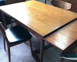 Soborg Mobler table with 4 chairs 
