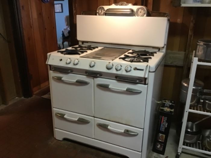 Beautiful Vintage Okeffee and Merritt Gas Stove