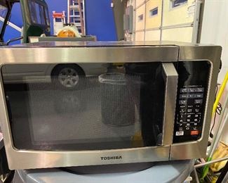 Toshiba microwave. Stainless steel/ black                           20 “ x 14 1/2 “x 12 “