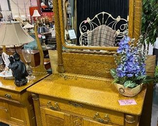 Beautiful Antique oak dresser with tilting mirror.very ornate woodwork. Large to drawer with two cupboard compartments  BASE: 42” x20” x30”.  MIRROR : 36” x 42”high EXCELLENT CONDITION
