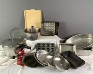 Kitchen Cookware
Kitchen wares including roasting pan, baking ware, mini muffin tin angel food/Bundt pan, pressure cooker, Emerson coil heater & more. All used condition.