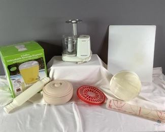 Kitchen Bakeware & More
Kitchen cutting board, rolling pin, baking/pastry mat, salad spinner, tortilla warmer, 3-gallon unbreakable beverage dispenser, Hamilton Beach food processor