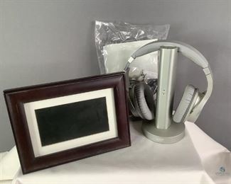 Sharper Image Wireless Headphones
Sharper Image TV wireless headphones, Item No. 206077-02. Smart parts digital picture frame Model SP70BR. Unknown working condition.