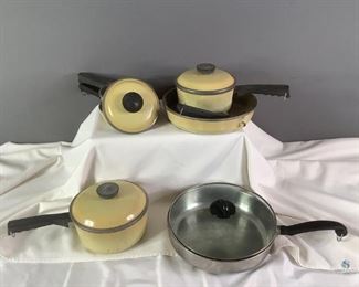 Club Cookware
Two (2) skillets (one missing screw in handle), three (3) saucepans with lids. One (1) additional skillet with glass lid (not Club brand). Used condition.