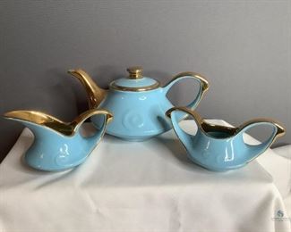 Vintage Pearl China CompanyTea Set
1940-1950s Pearl China Company Aqua & 22K gold plated tea pot with lid and creamer & sugar containers. Creamer stamped on bottom USA Pottery #70. Mid-century modern design. Some wear on the gold in some areas.