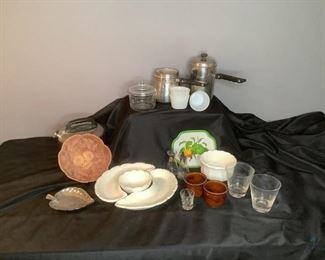 Miscellaneous Kitchen Items
Old coffee pot (French press type), tea kettle, ramekins (3 white and 2 brown), white chip & dip set, wood bowl, three (3) leaf shaped metal like candy dishes & more. Used condition.