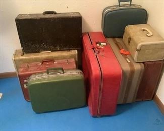 Vintage Suitcases
Nine (9) vintage suitcases including names such as Samsonite (1 with key), Taperlite, Jordache, Maximillion (2 matching pieces). Use condition.