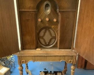 Vintage Majestic Radio and Power Unit
Majestic Electric Radio Receiver in wooden cabinet with turned legs. Radio made by Grigsby-Grunow Co., Model 70-B, 52.5"Hx27.5"Wx17.75"D. Wood is peeling in areas and shows age and wear. The Power Unit is also Majestic made by Grigsby-Grunow Co. 115 volts, 50 cycles, 120 watts. Box is 9.5"Hx12.5"Wx6"D. It does have the original electric cord. Unknown working condition of both items.