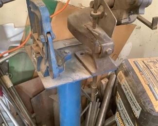 Armstrong Bridgeport Pipe Vise & Beverly Shear Cutting Machine
Two (2) pieces of equipment: Armstrong Bridgeport pipe vise on stand H48". Beverly Shear Machine attached to pipe vise. Unknown working condition.