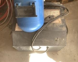 Sears Craftsman Arc Welder
Sears Craftsman arc welder Model 113.207910. 40-225 amp. Powers on. Also includes welding helmet with tinted glass by Jackson-SEI Certified.