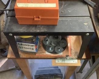 Craftsman Router & Table
Craftsman Router Model 315.17480 "Work Lite" double insulated. Includes table that router is attached to (table H30" x W20" x D26"). Several different router bits & router guide. Bushing kit (new in package) Plastic carrying/storage case for router