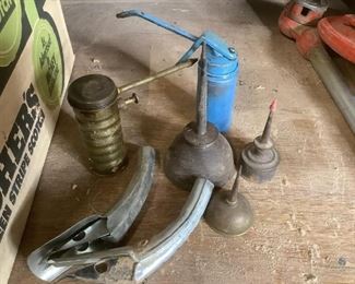 Vintage Mini Oil Cans & Spouts
Two (2) oil can spouts. Two (2) slender/round shaped oil cans with pump handles (approximately H5"). Three (3) small oils cans (approximate H4" to 7"). All are not marked/labeled by manufacturer.