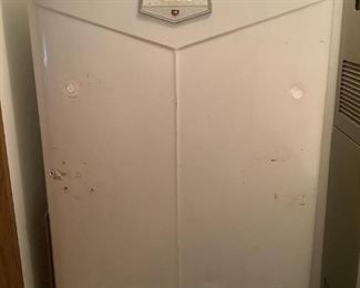 Hotpoint Vintage Refrigerator
Hotpoint Superstore Refrigerator that works. Very clean inside for its age. No outside door handle and no shelves. It has some small dents and scratches outside. 63"Hx31"Wx22"D.