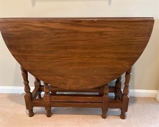 Drop Leaf Gate Leg Table Opens to Dining Table
