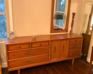 Henredon? Mid Century Dresser w/Mirror. $500