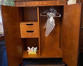 40,S VINTAGE WOOD GENTLEMANS WALDROBE