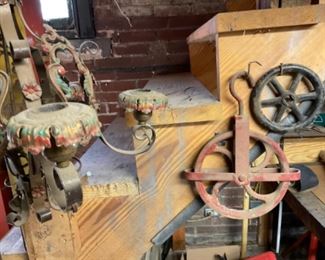 OLD VINTAGE MEATAL PULEY