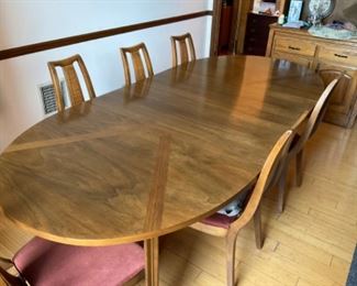 BEAUTIFUL MID CENTURY DINNINGROOM SET BY BROYHILL. THE EMPHASIS SET