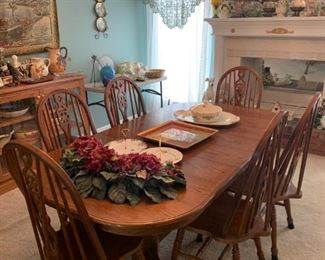 Dining table with 6 chairs and two leaves 