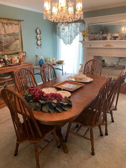 Dining table with 6 chairs and two leaves 