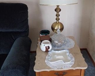 END TABLE WITH MARBLE TOP - BRASS LAMP - DECOR