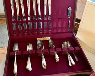 Holmes & Edward inlaid Silverplate in
Wood Silverware storage box
(8) 5pc place settings plus 8 xtra tsp, 2 serving $65
Extra silverplate utensils available